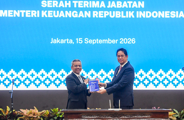 Menteri Keuangan Suahasil Nazara (kiri) menerima memori jabatan dari Pejabat lama Purbaya Yudhi Sadewa (kanan) saat serah terima jabatan Menteri Keuangan di Kemenkeu, Jakarta, Selasa (15/9/2026). Foto: Muhammad Adimaja/ANTARA FOTO