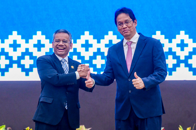 Menteri Keuangan Suahasil Nazara (kiri) berjabat tangan dengan Pejabat lama Purbaya Yudhi Sadewa (kanan) usai serah terima jabatan Menteri Keuangan di Kemenkeu, Jakarta, Selasa (15/9/2026). Foto: Muhammad Adimaja/ANTARA FOTO