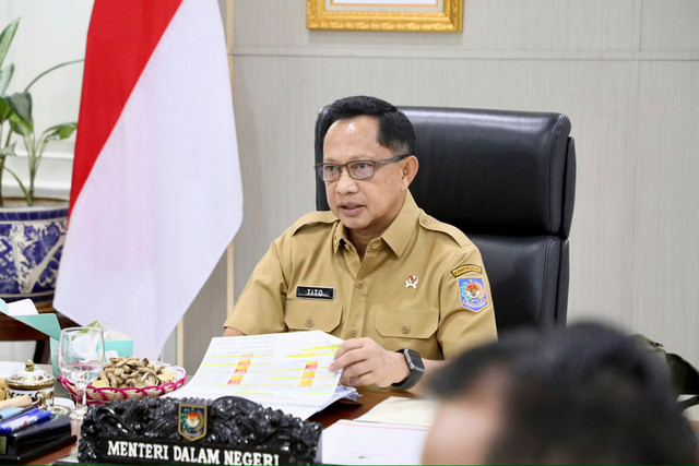 Mendagri Muhammad Tito Karnavian dorong pemda gerak cepat tangani karhutla dan sesuaikan perda pembukaan lahan menyusul persetujuan tambahan anggaran BTT Rp760 miliar bagi tujuh provinsi terdampak dalam rapat virtual di Jakarta, Selasa (15/9/2026). Foto: Dok. Kemendagri