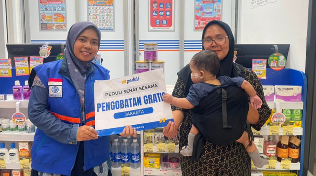 Pemberian Bantuan untuk Darren, balita pengidap penyakit jantung langka (Sumber: DT Peduli)