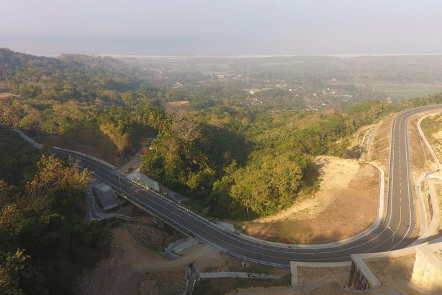 Jalan Baru Kretek-Girijati atau ruas Kelok 23 yang merupakan bagian dari Jalur Lintas Selatan (JLS) atau Jalur Pantai Selatan (Pansela) di Yogyakarta. Foto: Dok. Birkom Kementerian PU