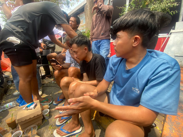 Raihan (19) awak KMP Virgo Transport 8 yang selamat saat tiba di Pelabuhan Trisakti Banjarmasin, Selasa (15/9/2026). Foto: kumparan