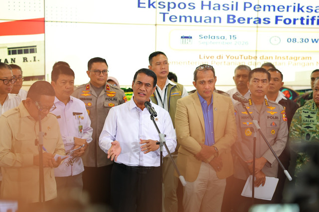 Menteri Pertanian (Mentan) sekaligus Kepala Bapanas Andi Amran Sulaiman ungkap 25 merek beras fortifikasi bermasalah yang tidak sesuai standar SNI, ditarik dari peredaran, dicabut izinnya, dan diproses hukum di Jakarta, Selasa (15/9/2026). Foto: Dok. Kementan