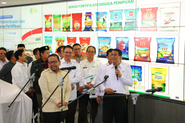 Menteri Pertanian (Mentan) sekaligus Kepala Bapanas Andi Amran Sulaiman ungkap 25 merek beras fortifikasi bermasalah yang tidak sesuai standar SNI, ditarik dari peredaran, dicabut izinnya, dan diproses hukum di Jakarta, Selasa (15/9/2026). Foto: Dok. Kementan