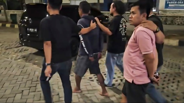 Tampang dua pelaku penggandaan uang yang menipu warga Semarang saat ditangkap polisi. Foto: Dok. Istimewa
