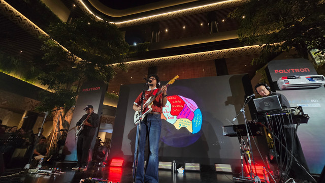 Kunto Aji bernyanyi di event Road to Polytron Fest 51, Urban Forest Cipete, Jumat (11/09). Foto: Nada Meita / kumparan