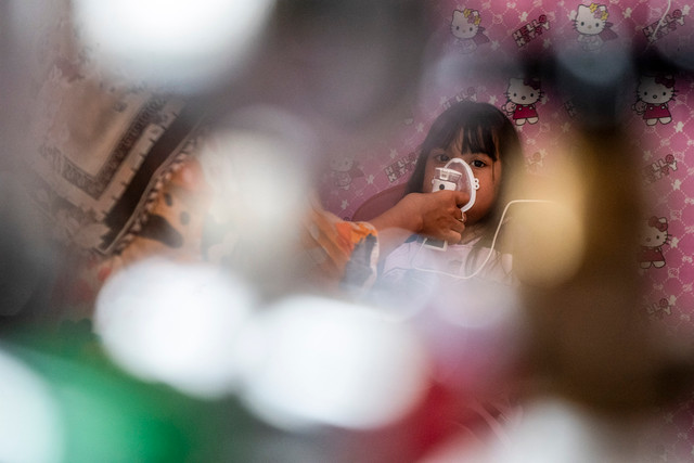 Seorang anak yang mengalami gejala infeksi saluran pernapasan akut (ISPA) mendapatkan perawatan dengan nebulizer di Posko Kesehatan Kebakaran Hutan dan Lahan (Karhutla) Puskesmas Sukarami, Palembang, Sumatera Selatan, Selasa (15/9/2026). Foto: Nova Wahyudi/ANTARA FOTO