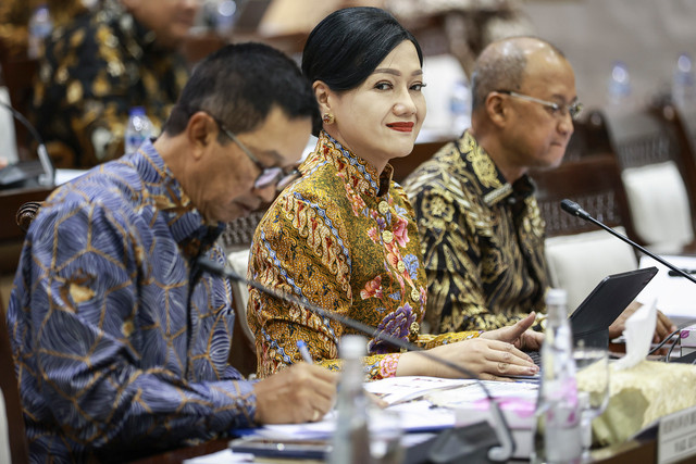 Ketua Dewan Komisioner OJK Friderica Widyasari Dewi (tengah) didampingi Hernawan Bekti Sasongko (kiri) dan Sarjito (kanan) mengikuti rapat kerja dengan Komisi XI DPR di Kompleks Parlemen, Senayan, Jakarta, Selasa (15/9/2026). Foto: Dhemas Reviyanto/ANTARA FOTO