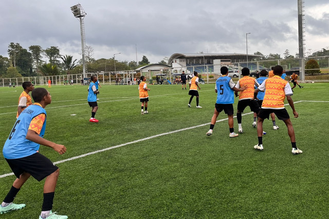 Latihan Papua Football Academy (PFA), program pembinaan atlet sepak bola yang digagas PT Freeport Indonesaia di Timika, Papua. Foto: Abdul Latif/kumparan