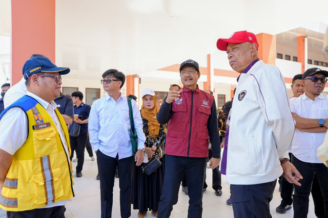 Menteri Sosial Saifullah Yusuf (Gus Ipul) dan Wamensos Agus Jabo Priyono tinjau operasional bangunan permanen Sekolah Rakyat Terintegrasi (SRT) 3 Sulsel di Makassar, Selasa (15/9/2026). Foto: Dok. Kemensos