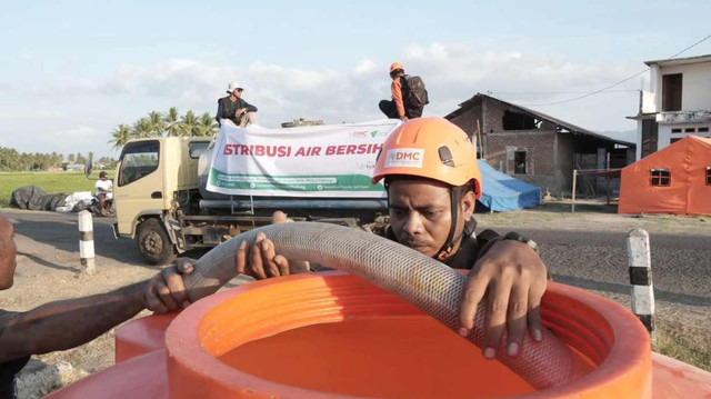 Dompet Dhuafa mendistribusikan air bersih ke tempat penampungan bersama penyintas gempa bumi di empat titik yang berada di Desa Maropokot dan Desa Tonggu Rambang, Kecamatan Aesesa, Kabupaten Nagekeo pada Selasa (08/09/2026).