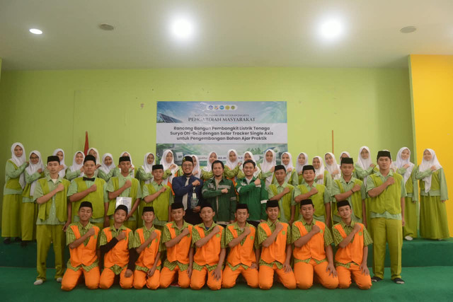 Kegiatan Pengabdian kepada Masyarakat berupa Pengenalan Pembangkit Listrik Tenaga Surya (PLTS) Off-Grid dengan Solar Tracker Single Axis bagi siswa/i MA Al-Nahdlah Depok yang berlangsung pada 12 Agustus 2026 di MA Al-Nahdlah Depok