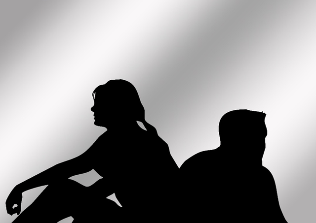 Pada gambar tersebut terlihat dua orang pasangan yang saling membelakangi melambangkan keraguan, ketidakpastian arah, serta ketiadaan komitmen yang jelas terhadap hubungan tanpa status. Sumber gambar yang saya gunakan adalah Pixabay.