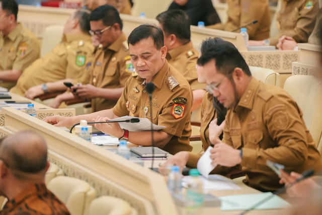 Gubernur Jawa Tengah Ahmad Luthfi tegaskan komitmen proteksi Lahan Sawah Dilindungi (LSD) dan LP2B demi jaga produktivitas pangan nasional dalam RDP dengan Komisi II DPR RI di Jakarta, Selasa (15/9/2026). Foto: Pemprov Jateng