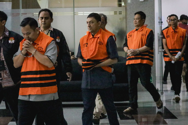 Tersangka Fahd El Fouz (No. Rompi 172) berjalan menuju mobil tahanan usai menjalani pemeriksaan di Gedung Merah Putih KPK, Jakarta, Selasa (15/9/2026). Foto: Jamal Ramadhan/kumparan