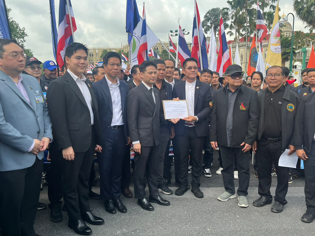 Kelompok Serikat Pekerja Merek Mobil yang dipimpin oleh Presiden Piyarat menyerahkan surat kepada menteri di Gedung Pemerintah menuntut agar pemerintah memungut pajak kendaraan secara adil. Foto: Dok. Istimewa