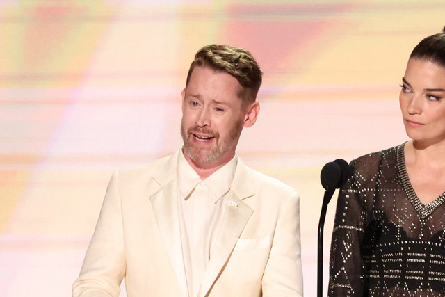 Macaulay Culkin berbicara saat memberikan penghormatan untuk mendiang Catherine O'Hara dalam Malam Anugerah Primetime Emmy ke-78 di Los Angeles, California, AS, Senin (14/9/2026). Foto: Mario Anzuoni/REUTERS