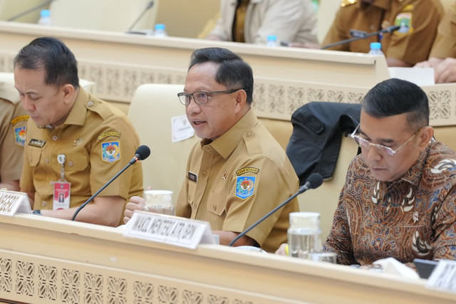 Mendagri Muhammad Tito Karnavian imbau pemda kedepankan prinsip kehati-hatian dan perhitungkan kemampuan fiskal dalam penerbitan obligasi daerah agar tidak jadi beban di Kompleks Parlemen, Jakarta, Selasa (15/9/2026). Foto: Kemendagri RI