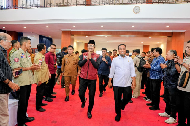 Mensos Saifullah Yusuf didampingi Wamensos Agus Jabo Priyono saat memberikan arahan di Baruga Asta Cita Rumah Jabatan Gubernur Sulsel, Makasar, Selasa (15/9/2026). Foto: Kemensos RI