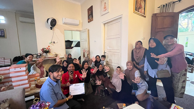 Mahasiswa dan Dosen UTA 45 Jakarta Mengedukasi Masyarakat RW 14 Kel Kebon bawang untuk biak bermedia sosial.