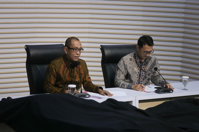Plt Direktur Penyidikan KPK Achmad Taufik Husein (kiri) dan Juru Bicara KPK Budi Prasetyo memberikan keterangan pers operasi tangkap tangan (OTT) di lingkungan Kementerian ATR/BPN di Gedung Merah Putih KPK, Jakarta, Selasa (15/9/2026). Foto: Jamal Ramadhan/kumparan