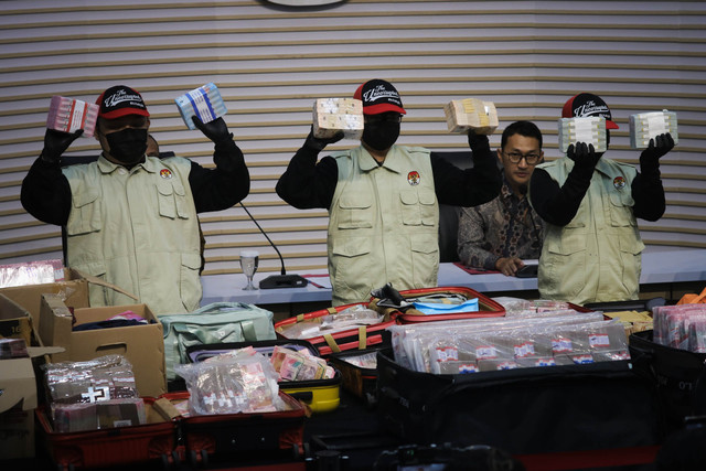 Penyidik menunjukkan barang bukti uang tunai hasil operasi tangkap tangan (OTT) di lingkungan Kementerian ATR/BPN saat konpers di Gedung Merah Putih KPK, Jakarta, Selasa (15/9/2026). Foto: Jamal Ramadhan/kumparan