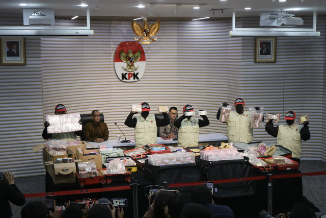 Penyidik menunjukkan barang bukti uang tunai hasil operasi tangkap tangan (OTT) di lingkungan Kementerian ATR/BPN saat konpers di Gedung Merah Putih KPK, Jakarta, Selasa (15/9/2026). Foto: Jamal Ramadhan/kumparan