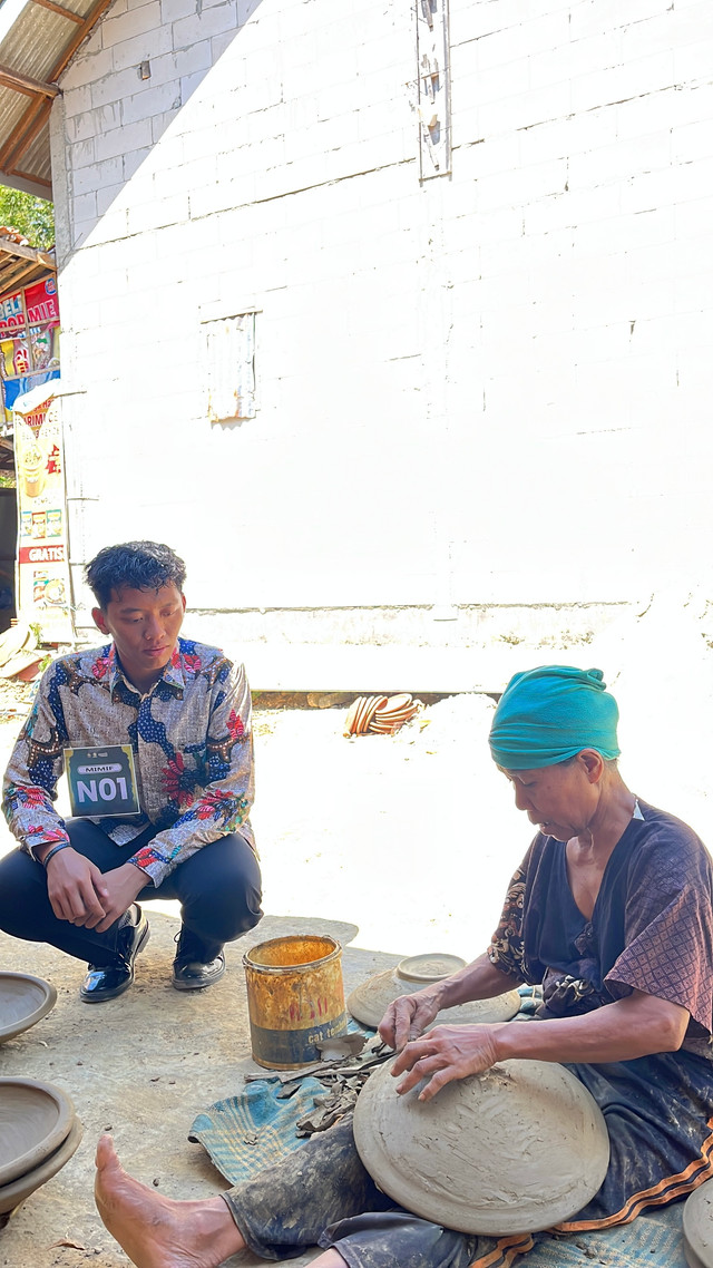 Pembuatan Gerabah oleh Ibu Sutiyah