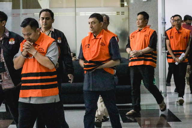Ketua DPP Partai Golkar Fahd El Fouz alias Fahd Arafiq dan Kepala Kantor Pertanahan Kabupaten Bogor Sontang Coin Manurung (kedua kiri) berjalan menuju mobil tahanan usai menjalani pemeriksaan di Gedung Merah Putih KPK, Jakarta, Selasa (15/9/2026). Foto: Jamal Ramadhan/kumparan