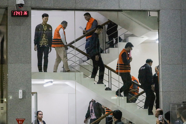 Tersangka operasi tangkap tangan (OTT) di lingkungan Kementerian ATR/BPN berjalan usai menjalani pemeriksaan di Gedung Merah Putih KPK, Jakarta, Selasa (15/9/2026). Foto: Jamal Ramadhan/kumparan