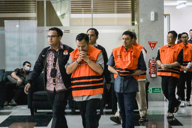 Ketua DPP Partai Golkar Fahd El Fouz alias Fahd Arafiq dan Kepala Kantor Pertanahan Kabupaten Bogor Sontang Coin Manurung (kedua kiri) berjalan menuju mobil tahanan usai menjalani pemeriksaan di Gedung Merah Putih KPK, Jakarta, Selasa (15/9/2026). Foto: Jamal Ramadhan/kumparan