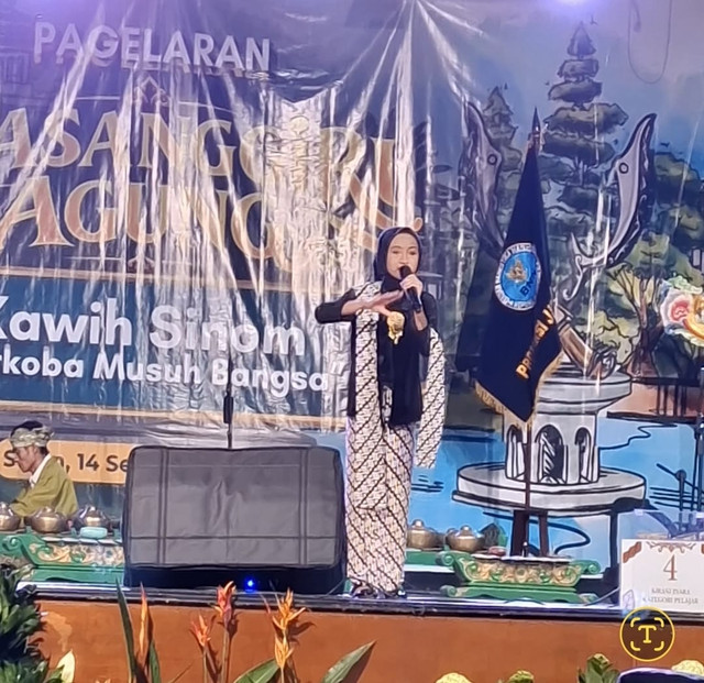 Seorang pelajar sedang menampilkan Kawih Sinom "Narkoba Musuh Bangsa" yang diselenggarakan oleh BNNP Jawa Barat. Foto: Dok. Pribadi