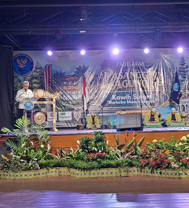 Sekretaris Utama BNN RI memberikan sambutan pada acara Kawih Sinom "Narkoba Musuh Bangsa" yang diselenggarakan oleh BNNP Jawa Barat. Foto: Dok Pribadi