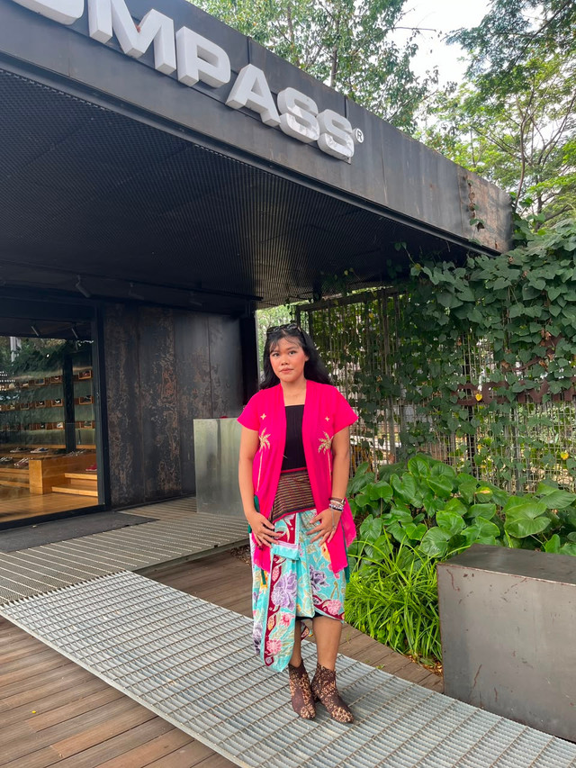 Kebaya sebagai pakaian tradisional Indonesia yang dikenakan dalam gaya modern oleh generasi muda. @rezhiaaa