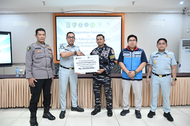 Penyerahan santunan ke keluarga korban meninggal dunia kecelakaan KMP Virgo Transport 8. Dok: Istimewa.
