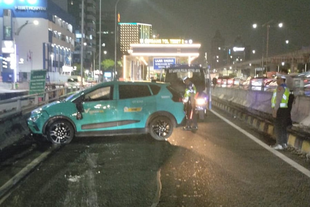 Taksi Green SM yang terlibat kecelakaan tunggal di pintu masuk Tol Tebet 1, Jakarta, Selasa (15/9/2026). Foto: Dok. Istimewa