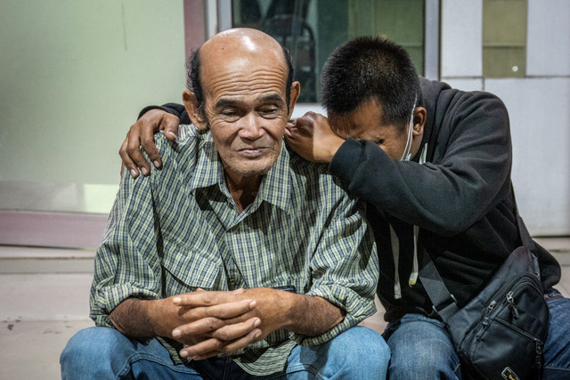 Dua keluarga korban kecelakaan kapal motor penumpang (KMP) Virgo Transport 8 saat mendatangi Post Motem DVI Polda Kalsel di Rumah Sakit Bhayangkara, Banjarmasin, Kalimantan Selatan, Selasa (15/9/2026). Foto: Bayu Pratama S/ANTARA FOTO