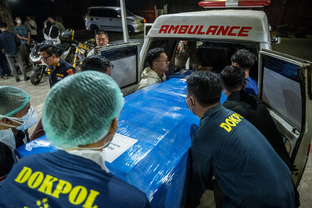 Petugas bersama keluarga korban kecelakaan kapal motor penumpang (KMP) Virgo Transport 8 memasukkan peti jenazah ke dalam mobil ambulans setelah terindentifikasi di Rumah Sakit Bhayangkara, Banjarmasin, Kalimantan Selatan, Selasa (15/9/2026). Foto: Bayu Pratama S/ANTARA FOTO