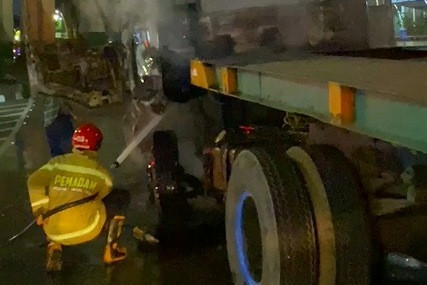 Proses pemadaman motor yang terbakar usai ditabrak truk di Koja Jakut pada Selasa (15/9/2026). Foto: Command Center Damkar DKI Jakarta
