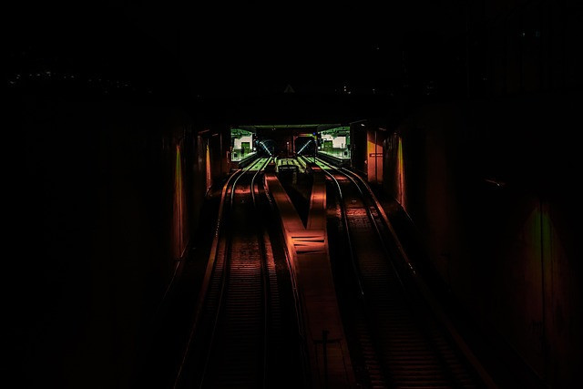 Ilustrasi dark, light, illuminated. Foto: Pixabay