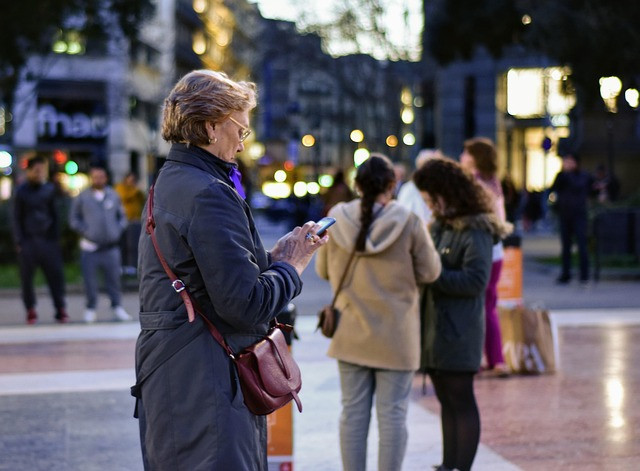 Ilustrasi woman, texting, women day. Foto: Pixabay