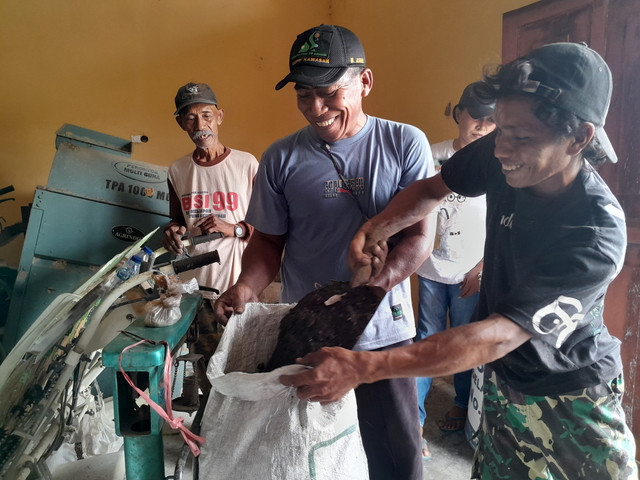 Pak Asrul bersama anggota kelompok kompos saat mengolah kompos di gudang kantor Onim Jaya. Foto: dokumentasi penulis