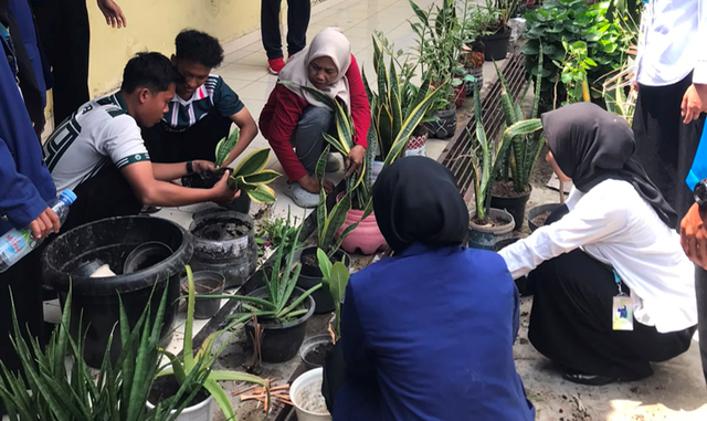 Menata dan merawat tanaman sebagai bagian dari kegiatan Saka Krida Adiwiyata di SMAN 1 Kasihan. Source: Personal Documentation