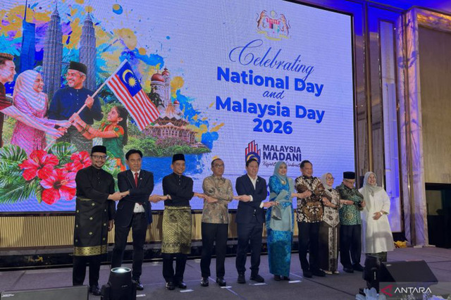 Para tamu utama berfoto bersama dalam perayaan hari nasional Malaysia di Jakarta, Selasa malam (15/9/2026). Foto: Nabil Ihsan/ANTARA