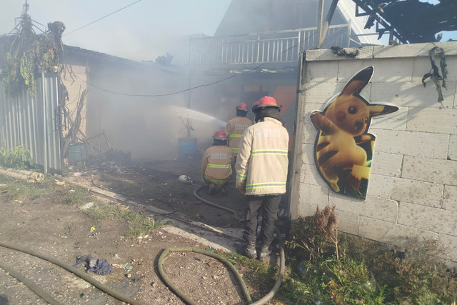 Penanganan gudang perakitan kembang api show yang terbakar di Jalan Siulan, Gang Sekar Buana, Denpasar Timur, Selasa (15/9/2026). Foto: Dok. Polresta Denpasar