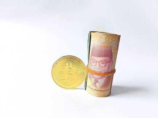 Ilustrasi: koin emas dan uang kertas yang melambangkan keuangan dan mata uang. Foto: Maslan Maslan/iStock.