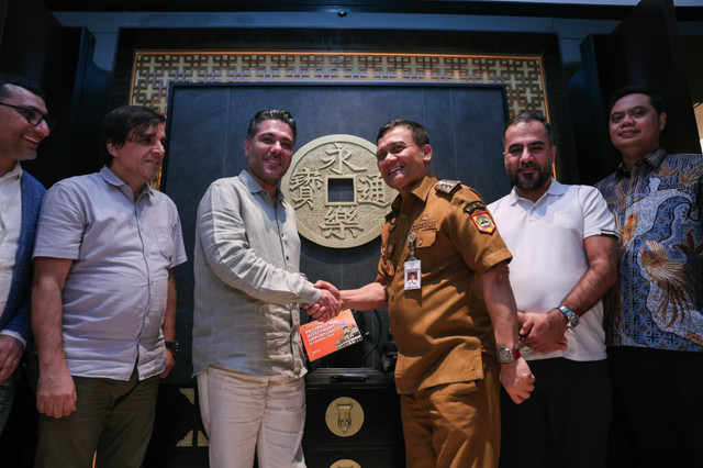 Gubernur Jawa Tengah Ahmad Luthfi menggelar pertemuan calon investor dari Dubai untuk pengembangan mini refinery untuk mengolah minyak di sela kegiatan di Jakarta, Selasa (15/9/2026). Foto: Pemprov Jateng