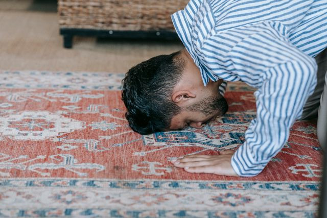 Ilustrasi orang sujud sebagai bentuk kepasrahan hanya kepada Allah. Foto: Michael Burrows/pexels.