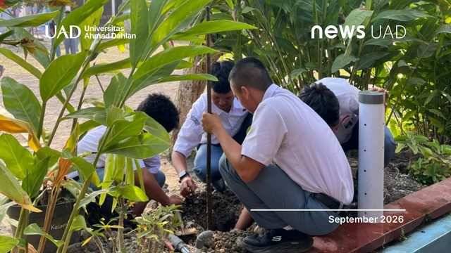 Mahasiswa KKN Universitas Ahmad Dahlan (UAD) petakan sarana kebersihan dan pasang biopori di SMAN 1 Sentolo (Foto. KKN UAD)