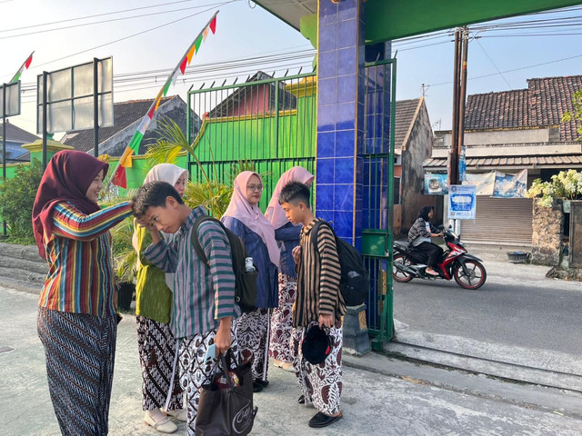 Semarak Kamis Pon dengan Busana Gagrak Ngayogyakarta